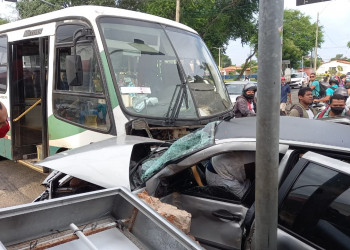 Acidente entre ônibus e carro deixa uma mulher presa às ferragens em Teresina
